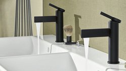 Ein Doppelwaschbecken mit Schwarzen Armaturen