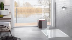 Ein Bad mit einem Blick aufs Wasser