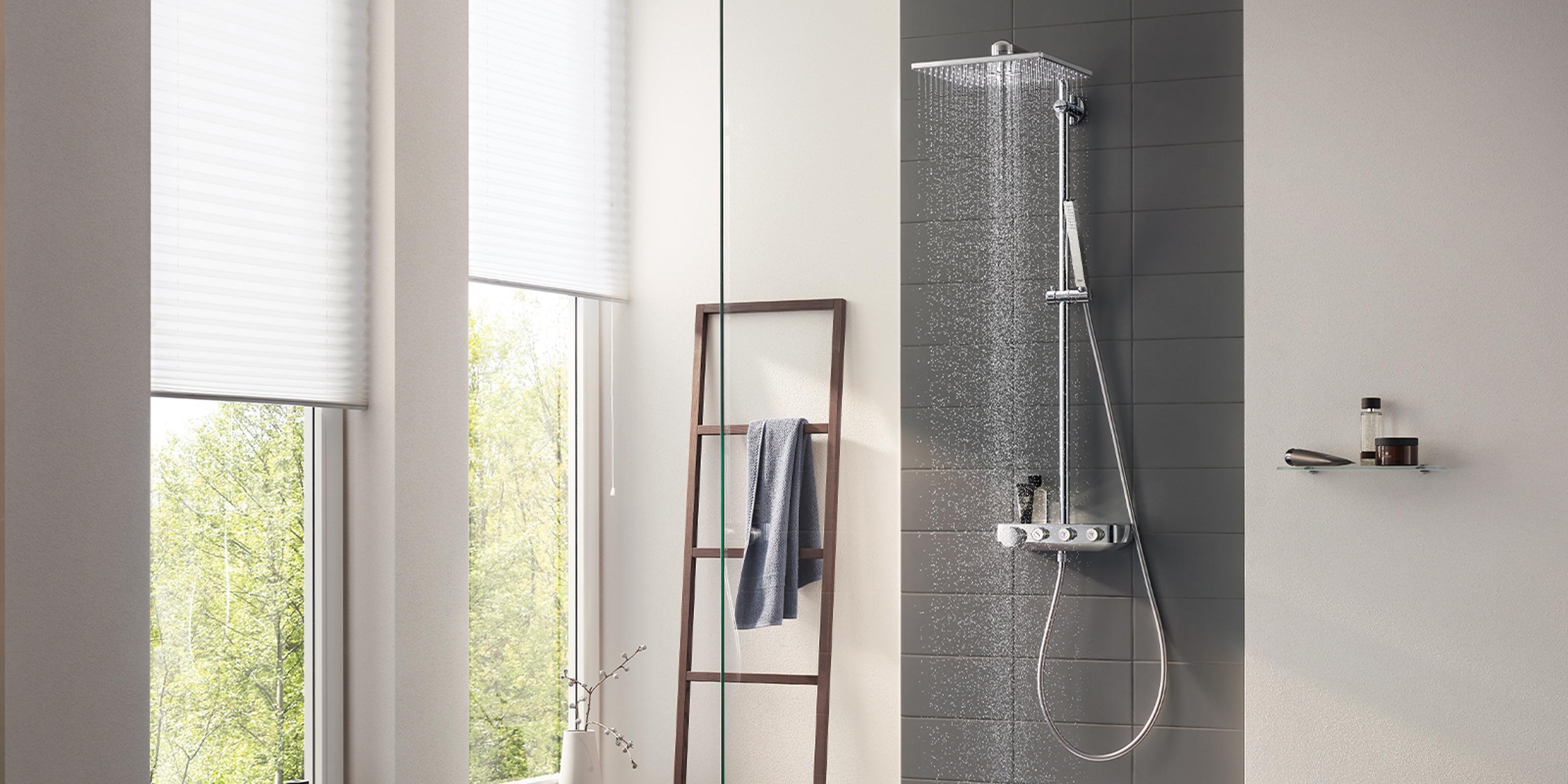 Moderne Dusche mit natürlichem Licht und eleganter Ausstattung Ein modernes Badezimmer mit einer eleganten Dusche, die sanft Wasser sprüht, und großen Fenstern, die Tageslicht hereinlassen.