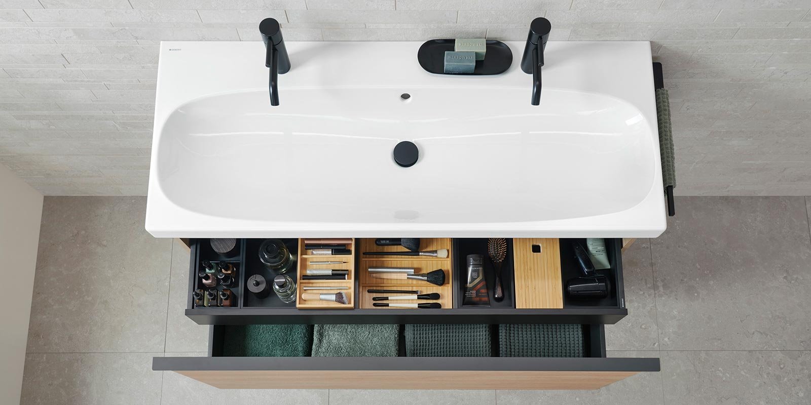Elegante Badewanne mit stilvollem Zubehör und Aufbewahrung Ein elegantes Badezimmer mit einer weißen Badewanne und einem modernen Waschbecken, das stilvoll dekoriert ist.