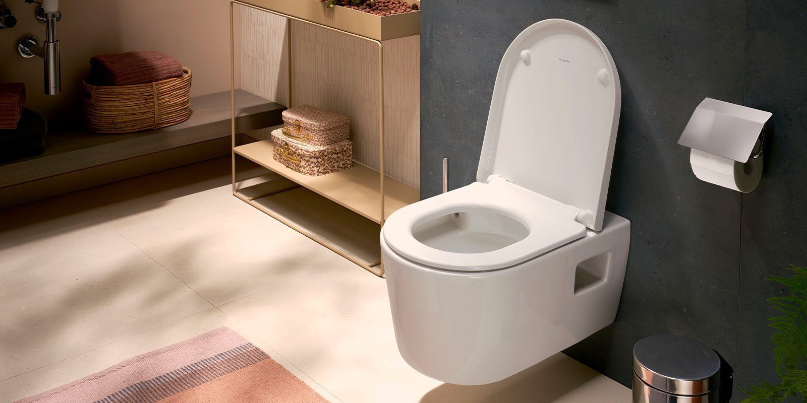 Ein modernes, elegantes WC steht in einem stilvollen Badezimmer mit sanften Farben und einem minimalistischen Design.