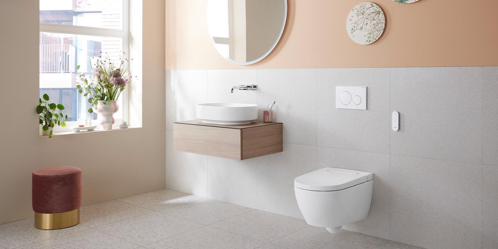 Modernes Badezimmer mit eleganter Waschbeckenanordnung Ein modernes Badezimmer mit einer eleganten Wandspiegel und einem schlichten Waschbecken auf einem Holzregal.