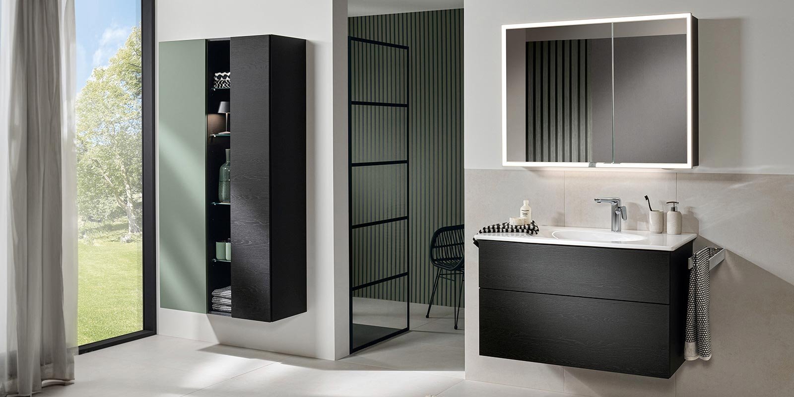 Ein modernes Badezimmer mit eleganten schwarzen Möbeln und einem großen Fenster, das Tageslicht hereinlässt.