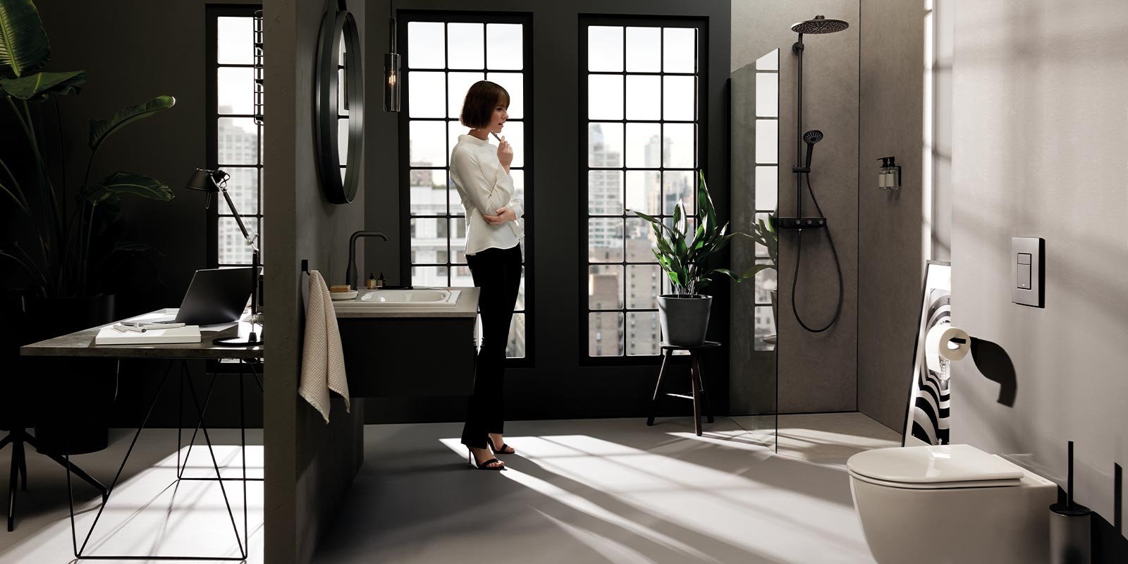 Elegantes Badezimmer mit Blick auf die Stadt Eine Frau steht nachdenklich in einem modernen Badezimmer mit großen Fenstern und Blick auf die Stadt.